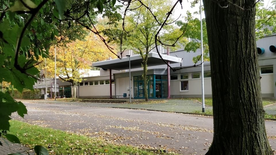 Das Volkshaus Röhlinghausen im Herbst, von der Straße aus gesehen.