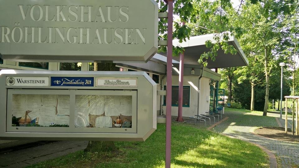 Das Volkshaus Röhlinghausen von außen, mit Vordach über dem Eingang und Bäumen davor.